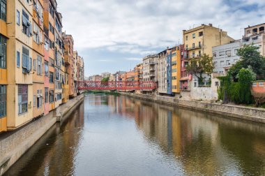 Riverside bulutlu görünümünü ve köprüden nehir Onyar, Girona, Katalonya, İspanya.