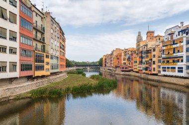 Riverside bulutlu görünümünü ve köprüden nehir Onyar, Girona, Katalonya, İspanya.