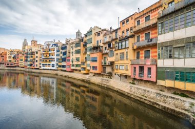 Riverside bulutlu görünümünü ve köprüden nehir Onyar, Girona, Katalonya, İspanya.