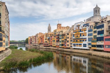 Riverside bulutlu görünümünü ve köprüden nehir Onyar, Girona, Katalonya, İspanya.