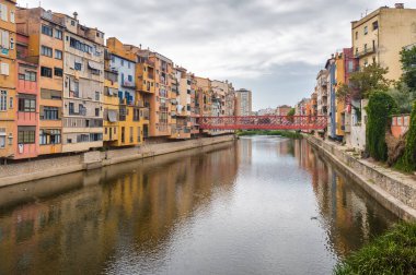 Riverside bulutlu görünümünü ve köprüden nehir Onyar, Girona, Katalonya, İspanya.