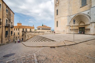 Bulutlu görünümünü Girona Katedrali, İspanya, Girona, Katalonya, İspanya.