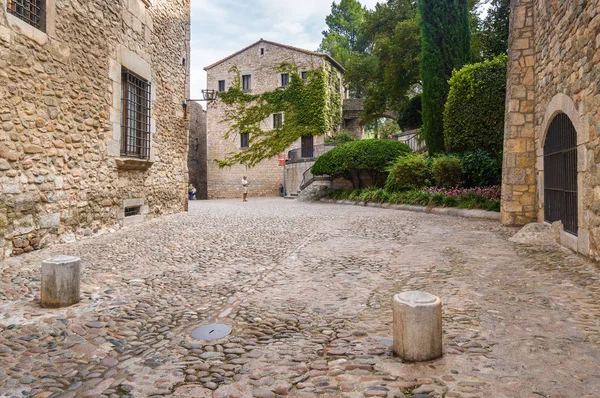 Vista nublada de la calle en Girona cerca de Catedral, Girona, Cataluña, España . —  Fotos de Stock