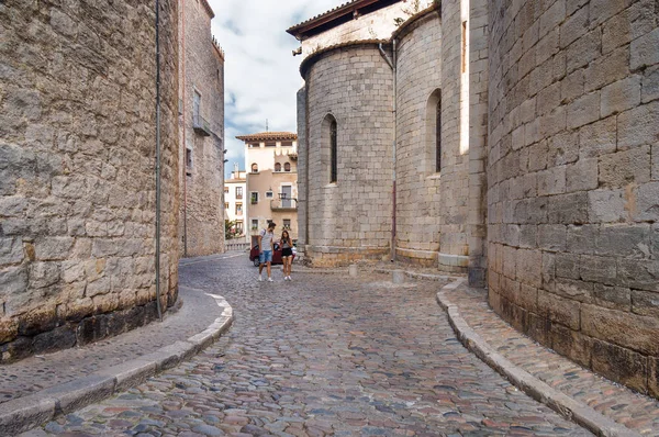 Girona Cathedral, Girona, Katalonya, İspanya yakınındaki Caddesi'nde bulutlu görünümünü. — Stok fotoğraf