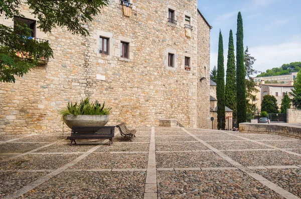 Girona Cathedral, Girona, Katalonya, İspanya yakınındaki Caddesi'nde güneşli görünümünü. — Stok fotoğraf