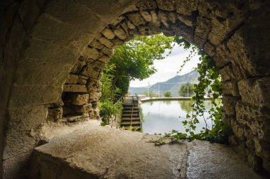 Manastır bulutlu görünümünü karmaşık Sant Miquel del Fai Barcelona, Katalonya, İspanya çok uzak olmayan.