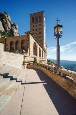 Santa Maria de Montserrat Manastırı Monistrol de Montserrat, Catalonia, İspanya güneşli görünümünü.