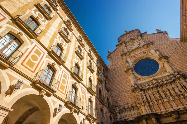 Zonnige weergave van Santa Maria de Montserrat abdij in Monistrol de Montserrat, Catalonië, Spanje. — Stockfoto