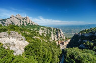 Santa Maria de Montserrat Manastırı Monistrol de Montserrat, Catalonia, İspanya dağ güneşli görünümü.