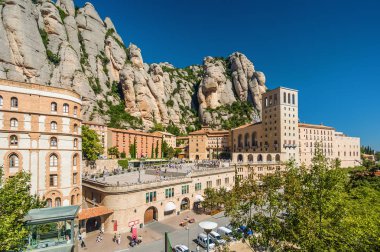 Santa Maria de Montserrat Manastırı Monistrol de Montserrat, Catalonia, İspanya dağ güneşli görünümü.
