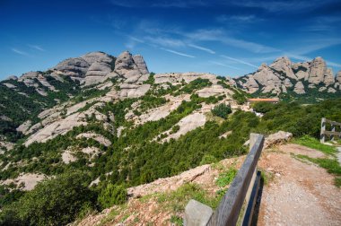 Santa Maria de Montserrat Manastırı Monistrol de Montserrat, Catalonia, İspanya dağ güneşli görünümü.