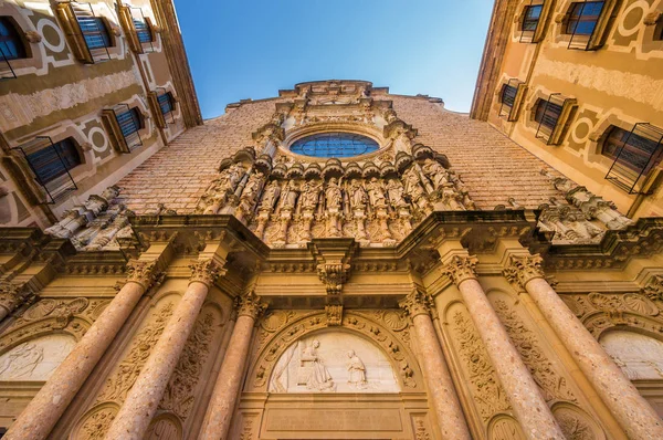 Zonnige weergave van Santa Maria de Montserrat abdij in Monistrol de Montserrat, Catalonië, Spanje. — Stockfoto