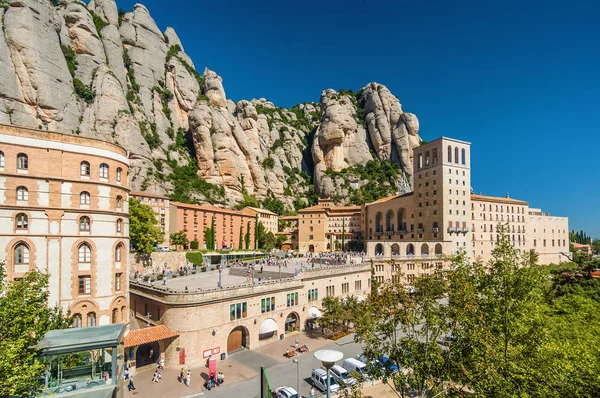 Santa Maria de Montserrat Manastırı Monistrol de Montserrat, Catalonia, İspanya dağ güneşli görünümü.