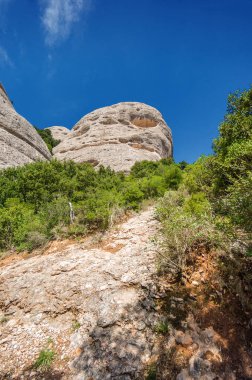 Santa Maria de Montserrat Manastırı Monistrol de Montserrat, Catalonia, İspanya dağ güneşli görünümü.