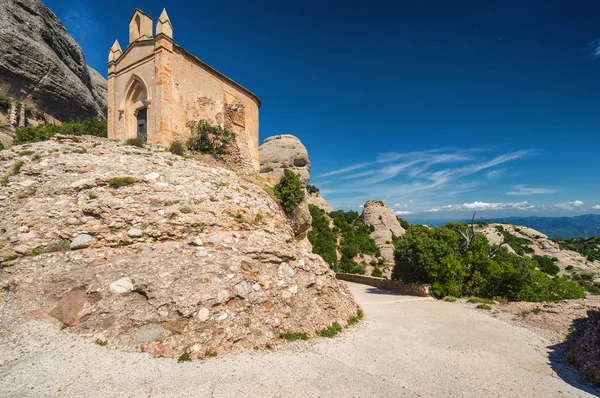 モニストロル デ モントセラト、カタルーニャ、スペインのサンタ ・ マリア ・ デ ・ モンセラート修道院の山地の日当たりの良いビュー. — ストック写真