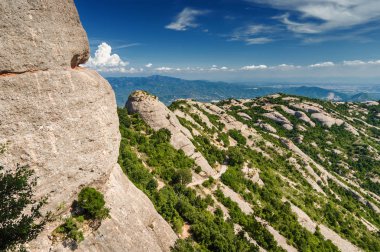Santa Maria de Montserrat Manastırı Monistrol de Montserrat, Catalonia, İspanya dağ güneşli görünümü.