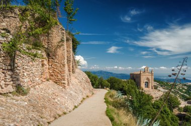 Santa Maria de Montserrat Manastırı Monistrol de Montserrat, Catalonia, İspanya dağ güneşli görünümü.