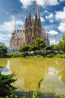 Güneşli panoramik Sagrada Familia, Roma Katolik Katedrali Barcelona, İspanya.
