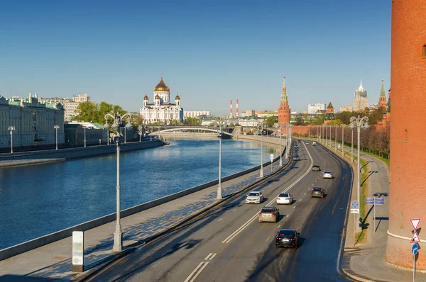 Morning view of Bolshoy Kamenny Bridge over Moskva River, embankments, Kremlin Towers, Cathedral of Christ the Saviour in Moscow, Russia. — Stock Photo, Image