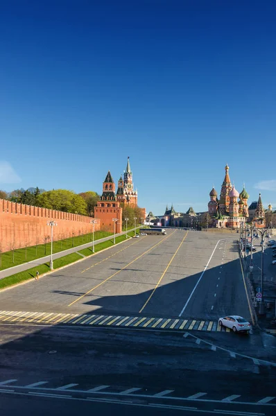 크렘린, 붉은 광장, 성 바 실 성당, 모스크바, 러시아의 아침 보기. — 스톡 사진