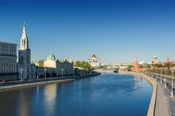 Morning view of Bolshoy Kamenny Bridge over Moskva River, embankments, Kremlin Towers, Cathedral of Christ the Saviour in Moscow, Russia. — Stock Photo, Image