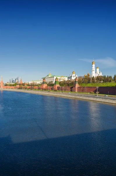 Vista mattutina del ponte Bolshoy Kamenny sul fiume Moskva, argini, torri del Cremlino a Mosca, Russia . — Foto Stock