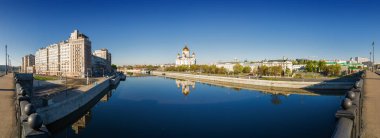Sabah panoramik manzarasını Moskova Katedrali İsa'nın kurtarıcı, Moskova Nehri'ne ve dolgu Bolşoy Kamenny Köprüsü, Moskova, Rusya. 