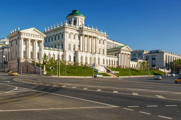 Sabah güneşli görünümünü Pashkov House, Moskova, Rusya.