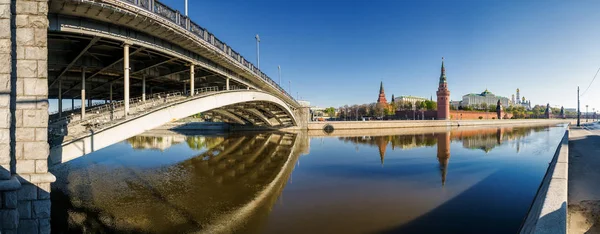 Morning panoramic view of BolshoMorning view of Bolshoy Kamenny Bridge over Moskva River, embankments, Kremlin Towers in Moscow, Russia. — Stock Photo, Image