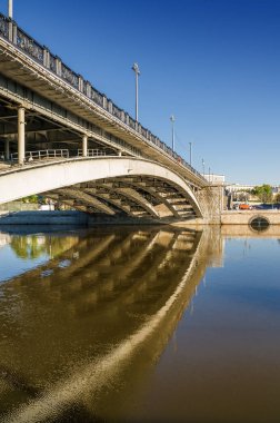 Sabah görünümü Moskova Nehri dolgu ve Bolşoy Kamenny Köprüsü, Moskova, Rusya.