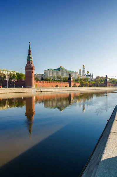 모스크바 강, 제방, 모스크바, 러시아에서 크렘린 탑의 아침 보기. — 스톡 사진