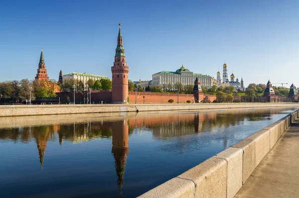 Morning view of  Moskva River, embankments, Kremlin Towers in Moscow, Russia. — Stock Photo, Image