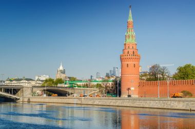Moskova Nehri, Bentleri, Moskova, Rusya Kremlin Towers görünümünü sabah.