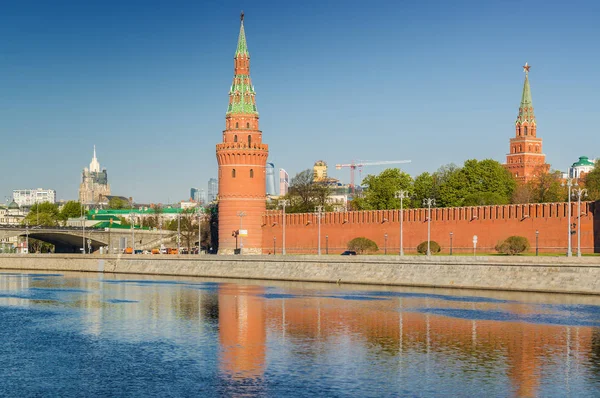 Moskova Nehri, Bentleri, Moskova, Rusya Kremlin Towers görünümünü sabah. — Stok fotoğraf