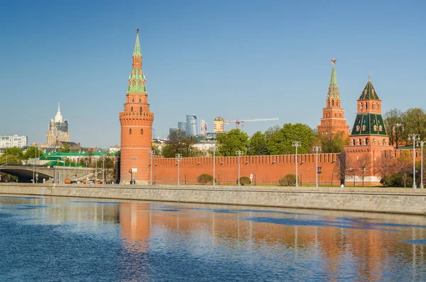 Morgenblick auf den Fluss Moskva, Böschungen, Kreml-Türme in Moskau, Russland. — Stockfoto