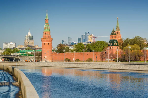 Morgenblick auf den Fluss Moskva, Böschungen, Kreml-Türme in Moskau, Russland. — Stockfoto