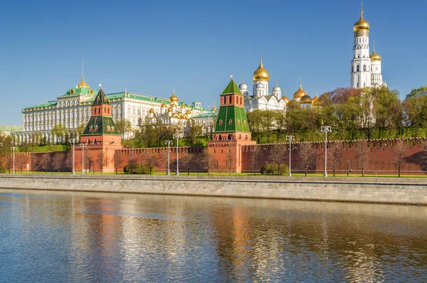 모스크바 강, 제방, 모스크바, 러시아에서 크렘린 탑의 아침 보기. — 스톡 사진