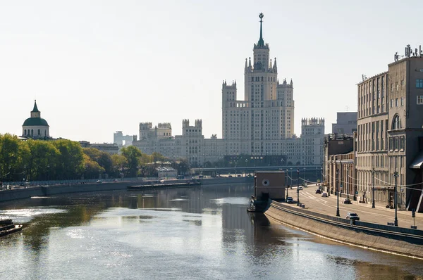 Ranní pohled staromódní skyscrapper v Moskvě, Rusko. — Stock fotografie