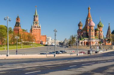 Sabah görünümü Kremlin, Kızıl Meydan ve Aziz Basil Katedrali, Moskova, Rusya Federasyonu.