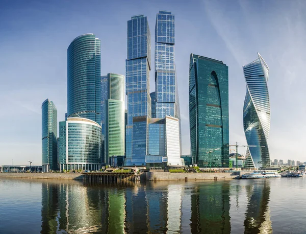 Sabah panoramik manzarasını Moskova-şehir - Uluslararası İş Merkezi, Moskova, Rusya Federasyonu.