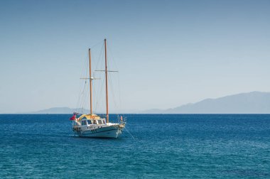 Bodrum, Muğla, Türkiye yakın Ortakent, teknelerin güneşli görünümü.