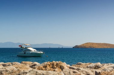 Bodrum, Muğla, Türkiye yakın Ortakent, teknelerin güneşli görünümü.