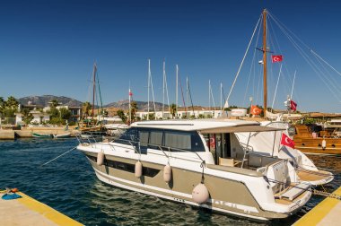 Bodrum, Muğla, Türkiye yakın Ortakent, teknelerin güneşli görünümü.