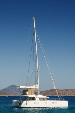 Bodrum, Muğla, Türkiye yakın Ortakent, teknelerin güneşli görünümü.