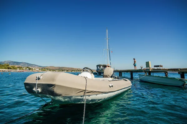 Солнечный вид на лодки в Ортакенте около Бодрума, Мугла, Турция . — стоковое фото
