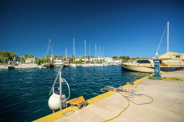 Vista ensolarada de barcos em Ortakent perto de Bodrum, Mugla, Turquia . — Fotografia de Stock