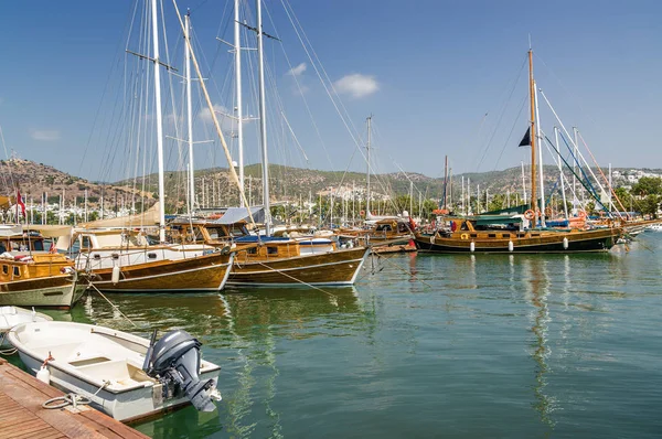 Красивые яхты в заливе Бодрум, провинция Мугла, Турция . — стоковое фото