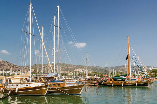 Красивые яхты в заливе Бодрум, провинция Мугла, Турция . — стоковое фото