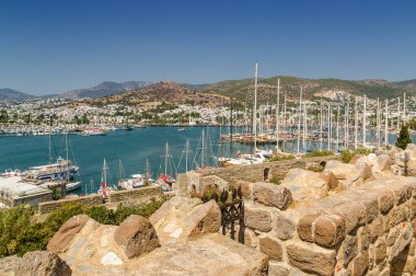 Güneşli Limanı üzerinden Castle of St. Peter, Bodrum, Muğla ilinin görünümünü.
