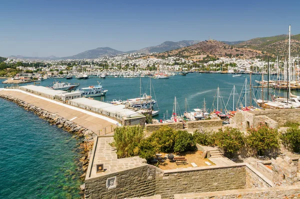 Sunny pohled na přístav od hradu svatého Petra, Bodrum, provincie Mugla, Turecko. — Stock fotografie